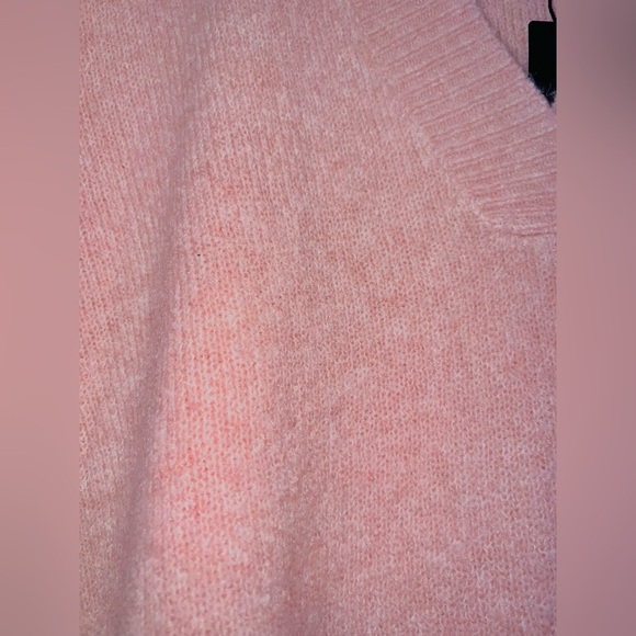 Express - (M) Soft Pink Oversized V-Neck Sweater - Picture 8 of 9
